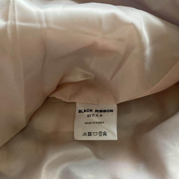 BLACK RIBBON women’s Medium Size light color coat. Keeps you warm and comfy - Picture 9 of 9